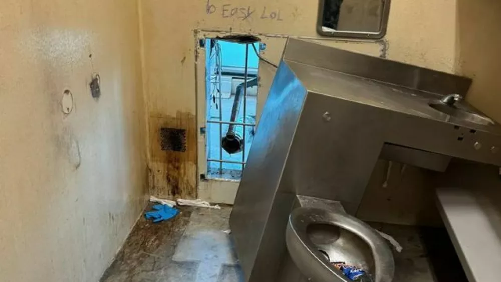 Zaporniki so iz zidu iztrglai straniščno školjko in se uspeli skozi luknjo izmuzniti na prostost. Foto: urad šerifa v New Orleansu