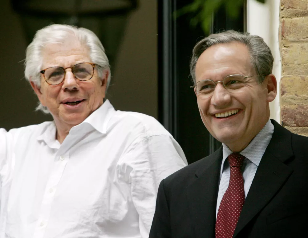 Carl Bernstein (L) and Bob Woodward, the Washington Post reporters who broke the Watergate scandal in the 1970's, stand outside Woodward's home in Washington, June 1, 2005. On May 31, the reporters confirmed that former FBI official W. Mark Felt was "Deep Throat," the anonymous Washington Post source who leaked Watergate scandal secrets to the Post and helped bring down President Richard Nixon. REUTERS/Jason Reed  JIR/SV / Foto: © Reuters Photographer / Reuters
