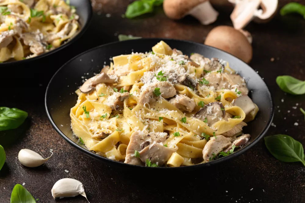 Creamy Alfredo pasta with chicken, mushrooms and parmesan cheese. Healthy Italian food. / Foto: Drong