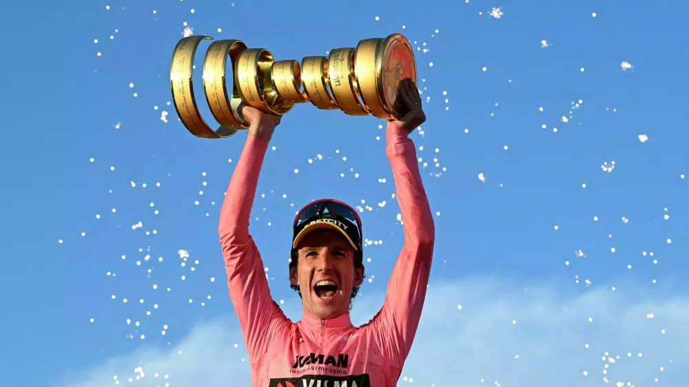 Cycling - Giro d'Italia - Stage 21 - Rome to Rome - Italy - June 1, 2025 Team Visma | Lease a Bike's Simon Yates celebrates with a trophy on the podium after winning the Giro d'Italia REUTERS/Jennifer Lorenzini  TPX IMAGES OF THE DAY / Foto: Jennifer Lorenzini
