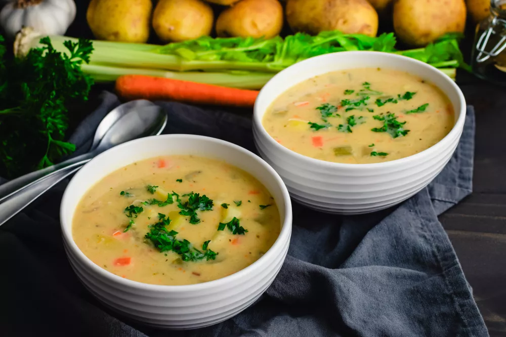 Bowls of vegetable soup with potatoes, celery, carrots, and garlic / Foto: Candice Bell