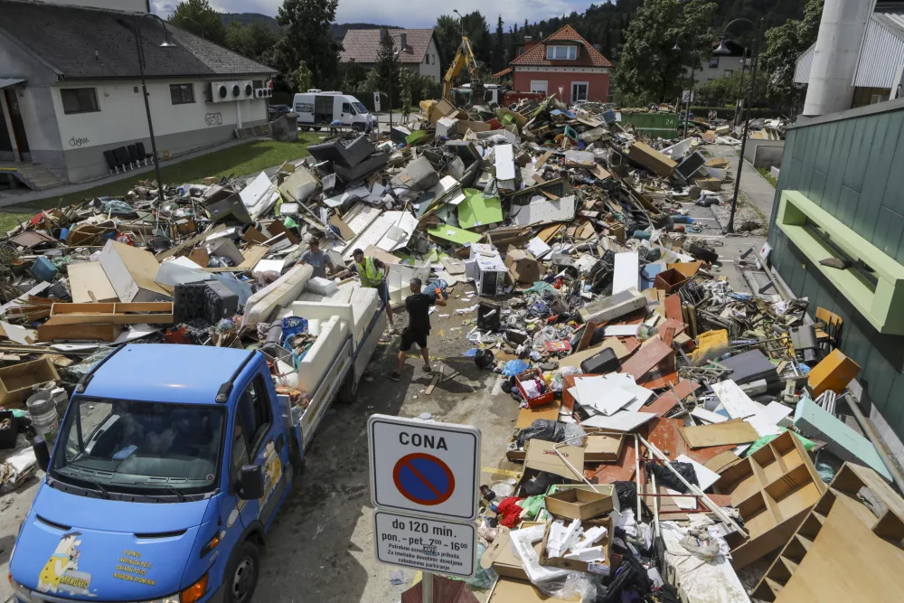 odpadki zbirni center pred ZD Mengeš - - 07.08.2023 - Najhujša naravna ujma v zgodovini Slovenije - prizadeti dve tretjini države - ujma - poplave –  PREGLED LETA 2023//FOTO: Luka Cjuha / Foto: Luka Cjuha