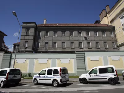 ﻿vozni park - avtomobili za prevoz zapornikov - Uprava RS za izvrševanje kazenskih sankcij - Ministrstvo za pravosodje - Zavod za prestajanje kazni zapora Maribor 2013 - mariborski zapori - zapor,stavba//FOTO: Tomaž Skale