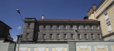 ﻿vozni park - avtomobili za prevoz zapornikov - Uprava RS za izvrševanje kazenskih sankcij - Ministrstvo za pravosodje - Zavod za prestajanje kazni zapora Maribor 2013 - mariborski zapori - zapor,stavba//FOTO: Tomaž Skale