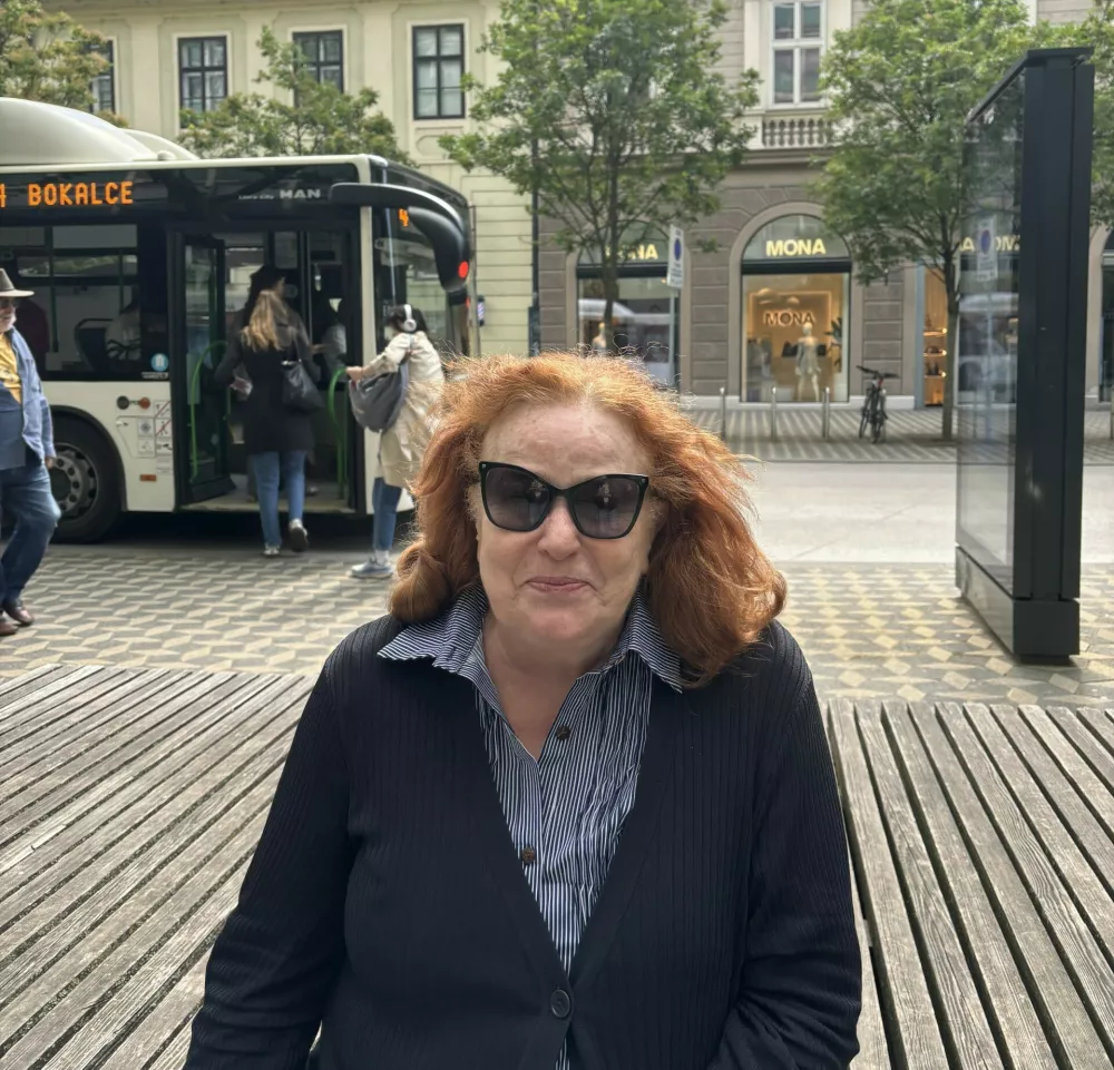 Jana Zirkelbach: Zdi se mi, da ta skulptura ne sodi v to okolico. Vse skupaj se zdi preveč natlačeno, res ni lepo za videti. Za take projekte je potrebno več prostora. Pred nekaj dnevi, ko so preverili, kako teče voda, je bilo videti kot javni tuš. Ni mi všeč.