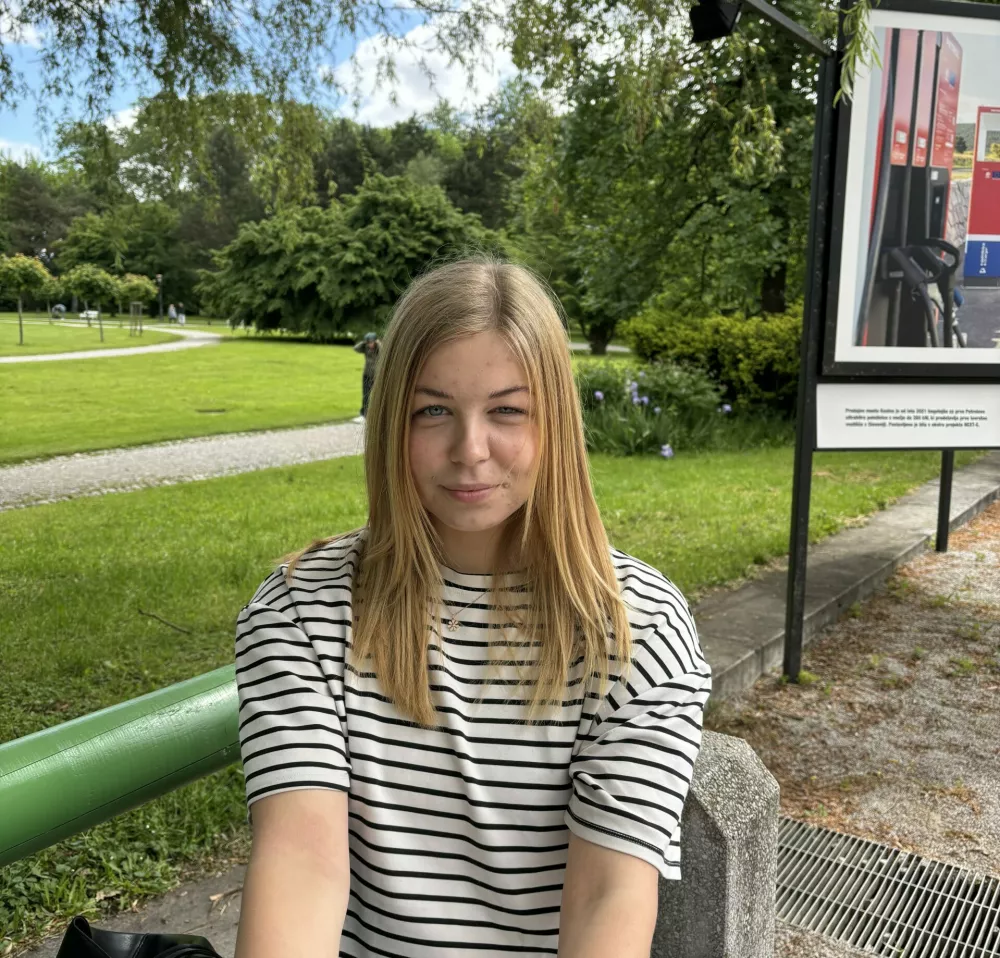 Urška Žižek: Zdi se mi, da ne sodi najbolje v center Ljubljane, ker se predvsem material ne ujema s staromeščansko arhitekturo. Če sem čisto odkrita, tudi ne vem, kaj zares predstavlja. Mogoče bo ljudem poleti prav prišla za osvežitev, bomo videli.