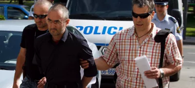 predstojnik budistične skupnosti v Sloveniji Shenpen Rinpoche pred sodiščem- policisti pripeljali ljubljanskega »budističnega vodjo«, 43-letnega Ljubljančana Shenpena Rinpocheja oziroma Ronana Chatelliera - ovadili so ga zaradi domnevnega spolnega napada na osebo, mlajšo od 15 let//FOTO: Bojan Velikonja