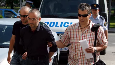 predstojnik budistične skupnosti v Sloveniji Shenpen Rinpoche pred sodiščem- policisti pripeljali ljubljanskega »budističnega vodjo«, 43-letnega Ljubljančana Shenpena Rinpocheja oziroma Ronana Chatelliera - ovadili so ga zaradi domnevnega spolnega napada na osebo, mlajšo od 15 let//FOTO: Bojan Velikonja