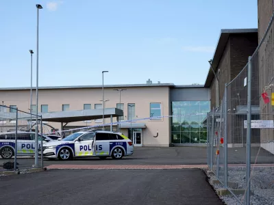20 May 2025, Finland, Pirkkala: Police cars park at Vahajarvi school in Pirkkala, where three people have been injured in a stabbing attack. Photo: Mika Kylmäniemi / Apollo Photo/Lehtikuva/dpa