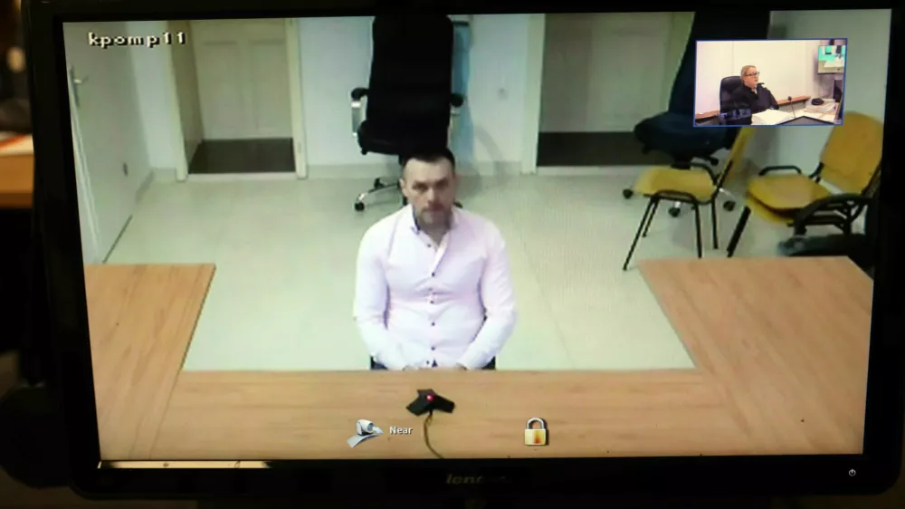 15.01.2025 - sodišče, obtoženi Dino Muzaferović Cezar, osumljen umora na BrduSODNICA NE ŽELI BITI OBJAVLJENA, TAKO DA RAJE OBJAVI FOTOGRAFIJO, KJER JE NAMESTO SODNICE V KOTU STENSKA URAFoto: Tomaž Skale