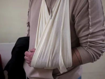 Napake ali zamude se pri izdaji bolniških listov občasno pripetijo v obdobjih dopustov, opažajo na ZZZS, včasih pa posamezniki pozno sporočijo potrebne podatke. Fotografija je simbolična. Foto: Nik Erik Neubauer