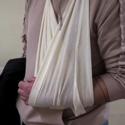 Napake ali zamude se pri izdaji bolniških listov občasno pripetijo v obdobjih dopustov, opažajo na ZZZS, včasih pa posamezniki pozno sporočijo potrebne podatke. Fotografija je simbolična. Foto: Nik Erik Neubauer