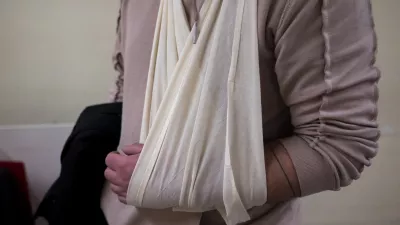 Napake ali zamude se pri izdaji bolniških listov občasno pripetijo v obdobjih dopustov, opažajo na ZZZS, včasih pa posamezniki pozno sporočijo potrebne podatke. Fotografija je simbolična. Foto: Nik Erik Neubauer