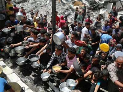 Hrana je vse bolj redka dobrina v Gazi. Številnim humanitarnim organizacijam so že pošle zaloge. Foto: Reuters