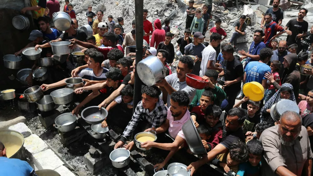 Hrana je vse bolj redka dobrina v Gazi. Številnim humanitarnim organizacijam so že pošle zaloge. Foto: Reuters