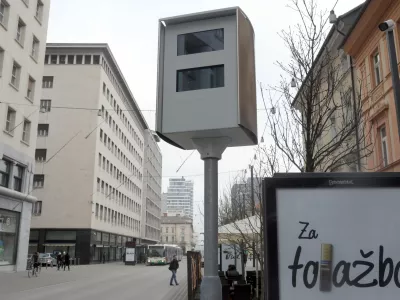 ﻿- 19.12.2017 – Slovenska cesta v Ljubljani - novi stacionarni super radar ki lahko meri hitrost na obeh straneh prometnega toka hkrati, pri čemer lahko spremlja več vozil - nadzor hitrosti s samodejno merilno napravo – meritev hitrosti//FOTO: Jaka Gasar