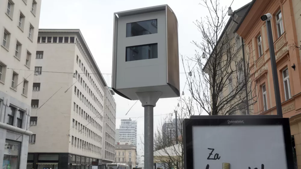 ﻿- 19.12.2017 – Slovenska cesta v Ljubljani - novi stacionarni super radar ki lahko meri hitrost na obeh straneh prometnega toka hkrati, pri čemer lahko spremlja več vozil - nadzor hitrosti s samodejno merilno napravo – meritev hitrosti//FOTO: Jaka Gasar