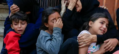 Mourners react during the funeral of Palestinians killed in Israeli strikes, at Nasser hospital, in Khan Younis, southern Gaza Strip, May 21, 2025. REUTERS/Hatem Khaled   TPX IMAGES OF THE DAY