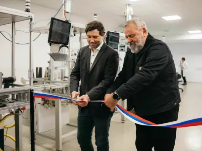 Najsodobnej&scaron;o proizvodno linijo podjetja Chipolo v Trbovljah sta otvorila Primož Zelen&scaron;ek, soustanovitelj in direktor, ter trboveljski župan Zoran Poznič. 