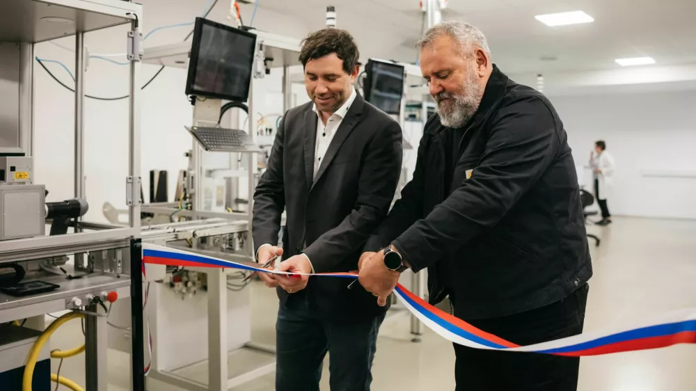 Najsodobnej&scaron;o proizvodno linijo podjetja Chipolo v Trbovljah sta otvorila Primož Zelen&scaron;ek, soustanovitelj in direktor, ter trboveljski župan Zoran Poznič. 