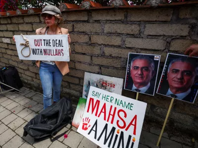 Pred omanskim veleposlaništvom v Rimu, kjer so potekala pogajanja, je peščica protestnikov opozarjala, da naj ZDA ne sklenejo dogovora z Iranom, temveč s kraljevo družino Pahlavijev, ki so po njihovem mnenju edini pravi vladarji Irana. Z islamsko revolucijo so jih strmoglavili leta 1979. Foto: Reuters