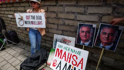 Pred omanskim veleposlaništvom v Rimu, kjer so potekala pogajanja, je peščica protestnikov opozarjala, da naj ZDA ne sklenejo dogovora z Iranom, temveč s kraljevo družino Pahlavijev, ki so po njihovem mnenju edini pravi vladarji Irana. Z islamsko revolucijo so jih strmoglavili leta 1979. Foto: Reuters