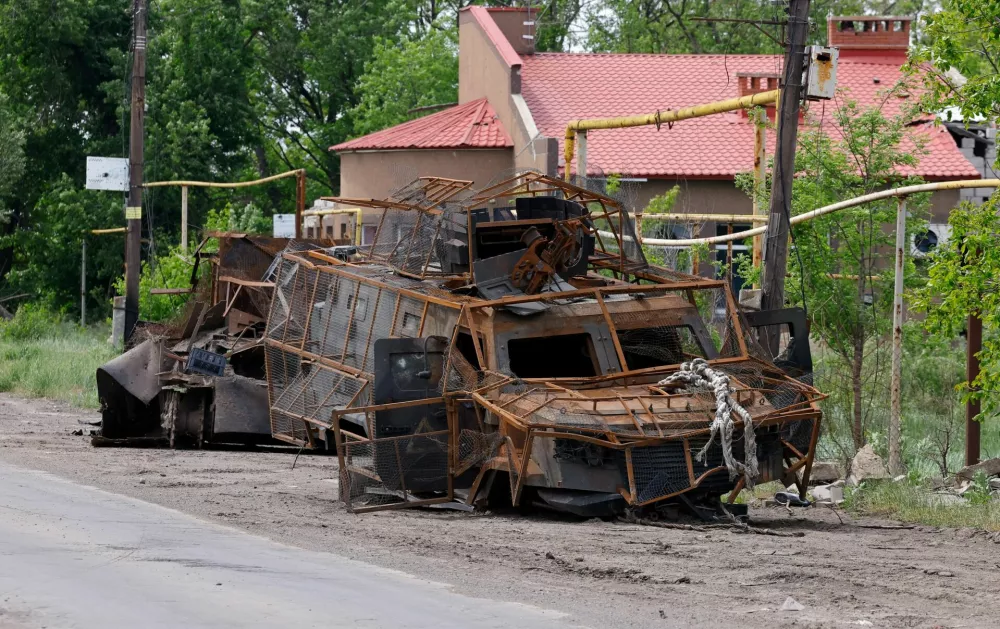 A view shows an abandoned column of armoured vehicles, which was destroyed in the course of Russia-Ukraine conflict in the village of Mykilske (Nikolskoye) near Vuhledar (Ugledar) city in the Donetsk region, a Russian-controlled area of Ukraine, May 27, 2025. REUTERS/Alexander Ermochenko / Foto: Alexander Ermochenko