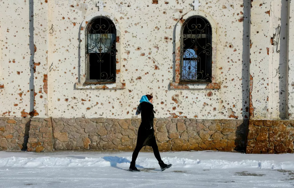 FILE PHOTO: A woman walks outside St. Iveron Convent, which was heavily damaged by artillery and gun fire during battles for the local airport in the course of Russia-Ukraine conflict, in Donetsk, a Russian controlled region of Ukraine, February 25, 2025. REUTERS/Alexander Ermochenko/File Photo / Foto: Alexander Ermochenko