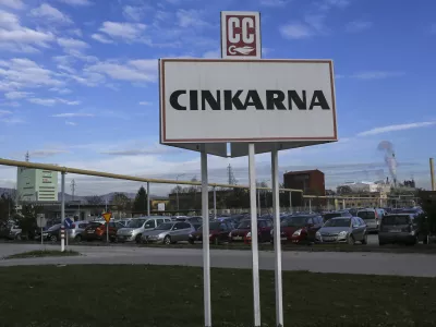 ﻿- lokacija stare Cinkarne, ki ne obratuje že od leta 1970 - onesnažena tla s cinkom, kadmijem in svincem- 11.12.2014 - Podjetje Cinkarna Celje, metalurško-kemična industrija - onesnaženo zemljišče - rezultati okoljskega pregleda na lokacijah Cinkarne Celje so razkrili, da je večji del proizvodnje na Kidričevi cesti 26 v Celju postavljen na nasipih odpadkov metalurške dejavnosti, ki so bili odloženi med 50. in 80. leti prejšnjega stoletja. V vzorcih tal so izmerjene kritične vrednosti težkih kovin, ki so značilne za topilniške odpadke iz nekdanje proizvodnje cinka in ostanke praženja piritne rude    //FOTO: Jaka GasarOPOMBA: ZA OBJAVO V PRILOGI – DNEVNIKOV OBJEKTIV - REPORTAŽA 2014