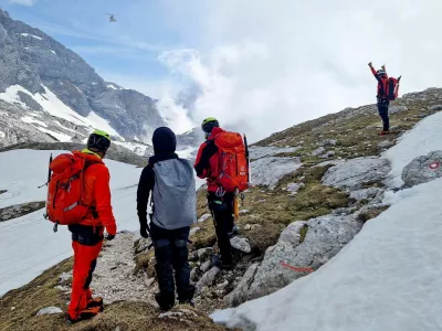 Z Grintovca so reševali prezeblega planinca, ki je noč preživel na prostem. 