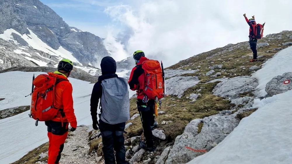 Z Grintovca so reševali prezeblega planinca, ki je noč preživel na prostem. 