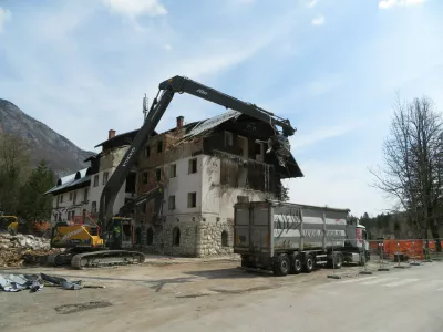 Rušenje hotela Zlatorog Bohinj april 2021