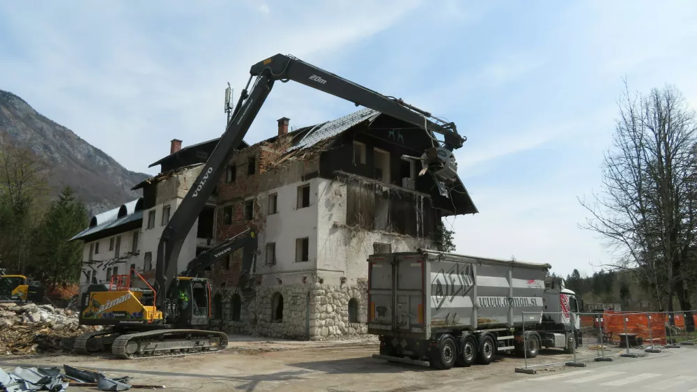 Rušenje hotela Zlatorog Bohinj april 2021