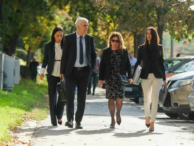 Miljana Kecmanović, mama najstniškega strelca Koste, ki je maja 2023 na šoli postrelil devet vrstnikov in varnostnika, v družbi odvetniške ekipe na poti na sodišče. 