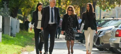 Miljana Kecmanović, mama najstniškega strelca Koste, ki je maja 2023 na šoli postrelil devet vrstnikov in varnostnika, v družbi odvetniške ekipe na poti na sodišče. 