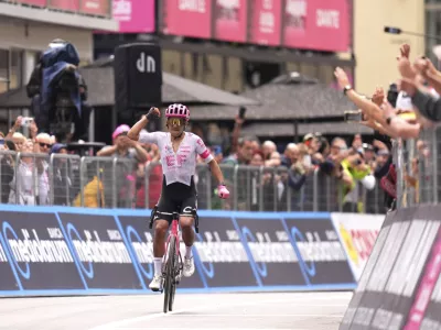 Ecuador's Richard Carapaz of Ef Education - Easypost Team crosses the finish line in first position to win the stage 11 of the Giro d'Italia cycling race, 186 km from Viareggio to Castelnovo ne' Monti, Italy, Wednesday, May 21, 2025. (Fabio Ferrari/LaPresse via AP)