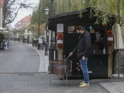 peka kostanja Cankarjevo nabreje - Wolt- 19.11.2020 - Epidemija koronavirus Covid-19  prepovedano uivanje hrane in pijače na javnih povrinah  //FOTO: Luka Cjuha.