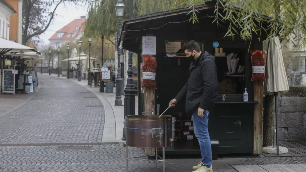 peka kostanja Cankarjevo nabreje - Wolt- 19.11.2020 - Epidemija koronavirus Covid-19  prepovedano uivanje hrane in pijače na javnih povrinah  //FOTO: Luka Cjuha.