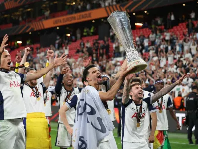 Soccer Football - Europa League - Final - Tottenham Hotspur v Manchester United - San Mames, Bilbao, Spain - May 21, 2025 Tottenham Hotspur's Dominic Solanke celebrates with the trophy after winning the Europa League REUTERS/Violeta Santos Moura