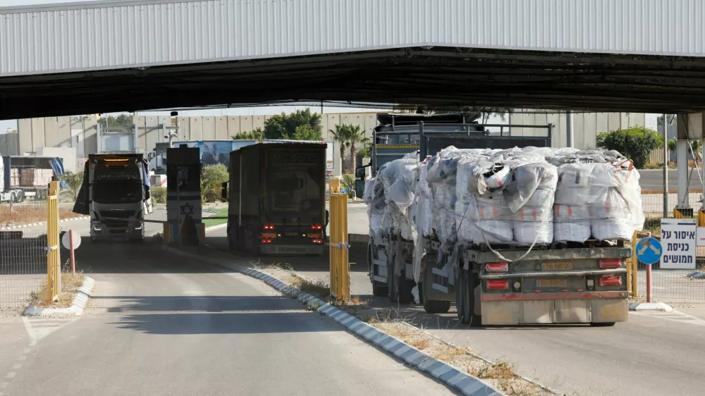 Trucks carrying aid line up at the Kerem Shalom crossing between Israel and Gaza, before going into Gaza, on the Israeli side of the Israel-Gaza border, May 22, 2025. REUTERS/Ammar Awad