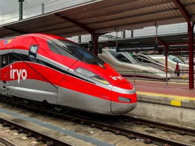 FILED - 07 March 2024, Spain, Madrid: A Frecciarossa 1000 (l, ETR 400) of the railroad brand Iryo and other Alvia high-speed trains of the Spanish railroad Renfe are parked at Madrid Chamartin station. Travellers between Germany and Italy will be able to take direct high-speed trains from Munich to Milan and Rome, the German railway company Deutsche Bahn (DB) announced on Wednesday. Photo: Jan Woitas/dpa