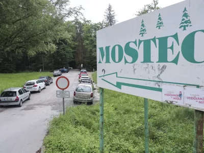 Osrednji ljubljanski krajinski park nima urejene dostopne točke, zato je nezakonito parkiranje zelo razširjeno. Foto: Jaka Gasar