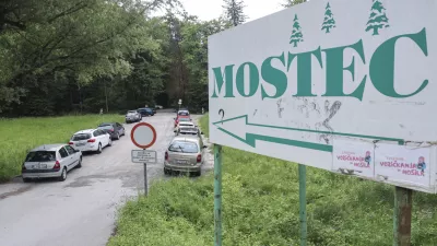 Osrednji ljubljanski krajinski park nima urejene dostopne točke, zato je nezakonito parkiranje zelo razširjeno. Foto: Jaka Gasar