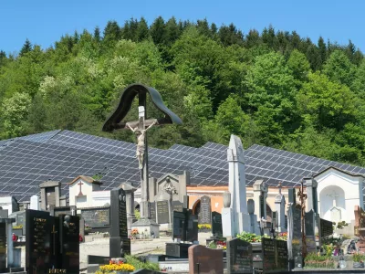 Na Rečici ob Savinji se sončna elektrarna bohoti na kmetijski površini in sega do roba pokopališča. Foto: Tatjana Pihlar