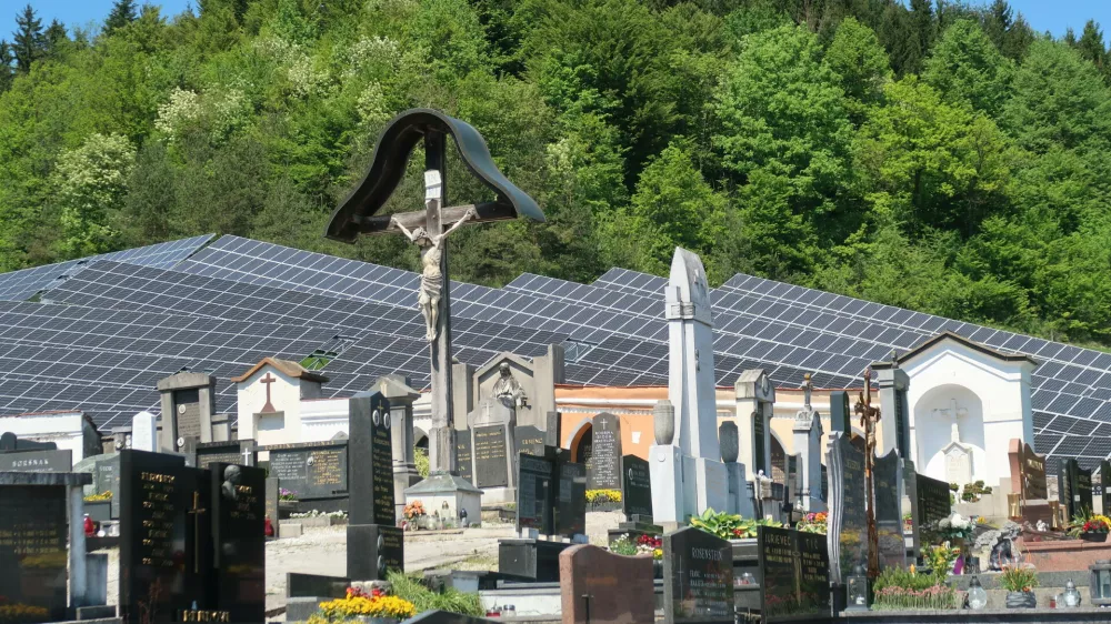 Na Rečici ob Savinji se sončna elektrarna bohoti na kmetijski površini in sega do roba pokopališča. Foto: Tatjana Pihlar