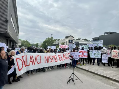 V torek so se pred uradom vlade za oskrbo in integracijo migrantov v Ljubljani zbrali aktivisti, prosilci za azil in njihovi podporniki. Foto: Gašper Stražišar