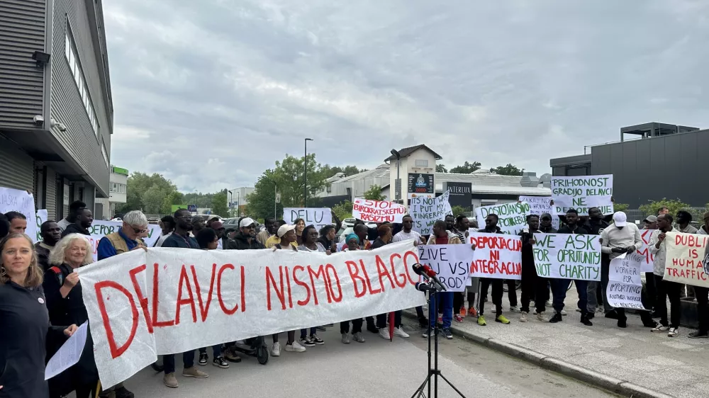 V torek so se pred uradom vlade za oskrbo in integracijo migrantov v Ljubljani zbrali aktivisti, prosilci za azil in njihovi podporniki. Foto: Gašper Stražišar