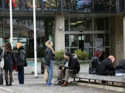 Delavska koalicija vztraja pri svojih zahtevah za spremembo nekaterih ključnih ukrepov predlagane pokojninske reforme, kar sindikati, ki reformo podpirajo, ocenjujejo kot zgrešeno. Fotografija je simbolična. Foto: Tomaž Skale