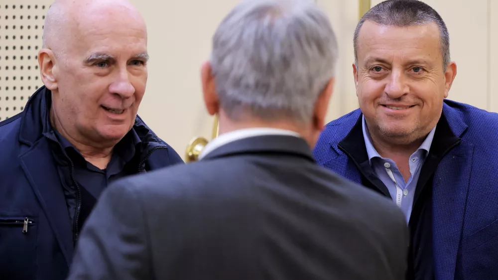 Ljubljana, vlada.Srecanje predsednika vlade s predstavniki gospodarskih zdruzenj in organizacij.Ustanovitelj in lastnik podjetja Akrapovic Igor Akrapovic, predsednik SBC Joc Pececnik.