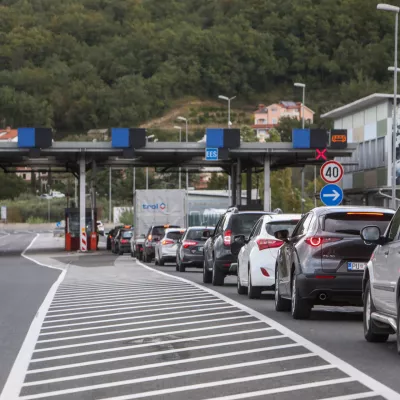 - kolona na meji- mejni prehod Dragonja - slovensko-hrvaška meja- policija izvaja selektivni nadzor za vse, ki vstapojo iz Hrvaške. - 2110.2023 – ponovni začasni nadzor na mejnih prehodih - uvedba deset dnevnega nadzora na mejah s Hrvaško in Madžarsko - 12 kontrolnih točk na hrvaški in dve na madžarski meji - //FOTO: Bojan Velikonja